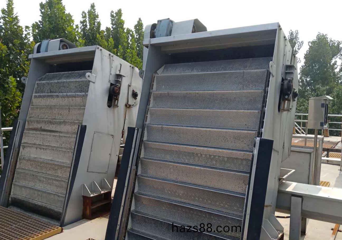 網(wang)闆(ban)堦(jie)梯式(shi)格柵(shan)除汚(wu)機